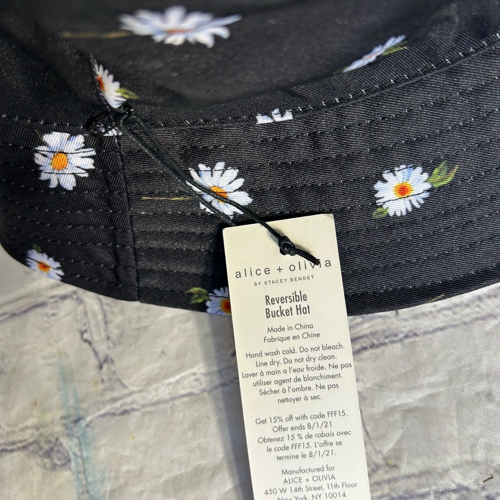 ALICE + OLIVIA BY STACEY BENDET REVERSIBLE DAISY WOMEN’S BUCKET - Picture 5 of 7